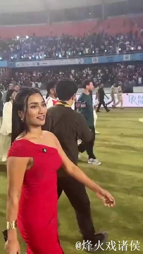 红裙印度女主持携手梅西同游绿茵场 红裙印度女主持携手梅西同游绿茵场